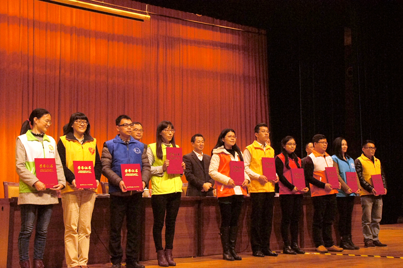 随后,黄树正副市长做重要动员讲话:他回顾了惠州社工的发展历程,指出